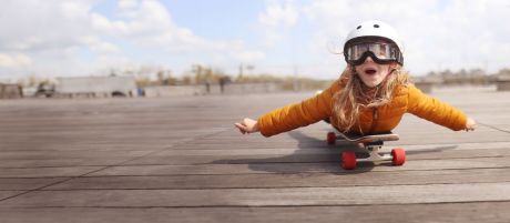 Mädchen auf Skateboard
